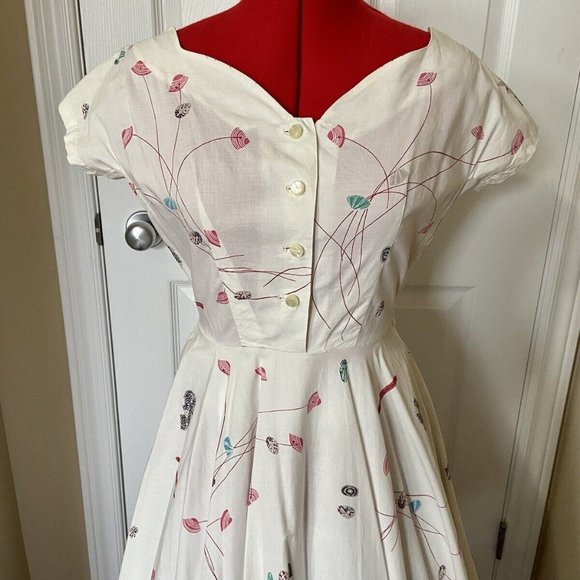 Vintage 1950s Cream Seashell print cotton dress with cap sleeves novelty print - Picture 2 of 4